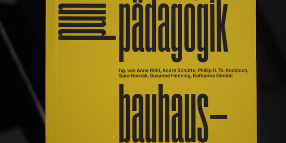 bauhaus-paradigmen künste, design und pädagogik mit Beiträgen von Sarah Hübscher, Elvira Neuendank und Phillip Knobloch